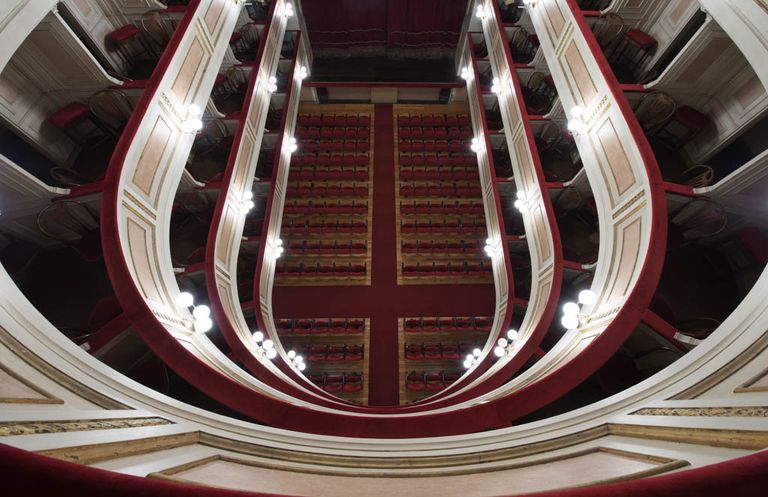 Guastalla, Teatro Comunale R. Ruggeri, la sala vista dal loggione (foto Andrea Scardova, IBC) 2016